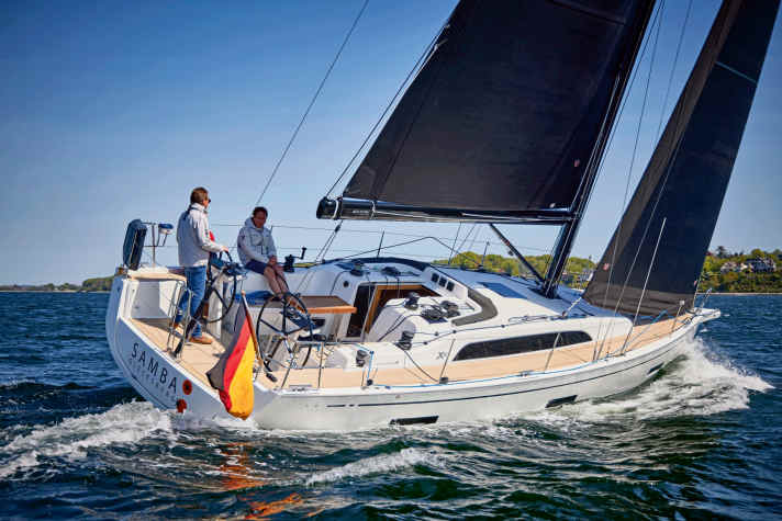 Hull length 11.50 m; width 3.81 m; weight 8.1 tonnes; from 411,530 euros.