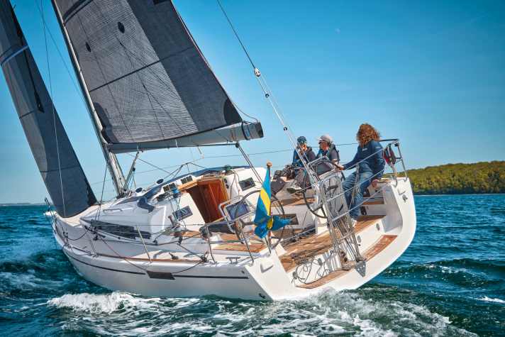 Hull length 11.30 m; width 3.80 m; weight 6.9 tonnes; from 380,421 euros.