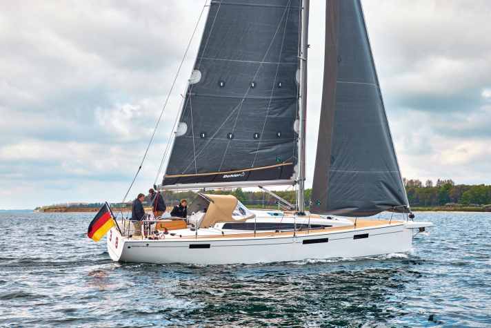 Hull length 11.30 m; width 3.75 m; weight 7.5 tonnes; from 281,900 euros.