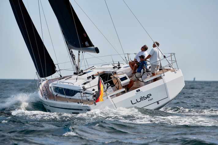 Länge 11,99 m; Breite 4,29 m;  Gewicht 10,0 t; ab 282.750 Euro.