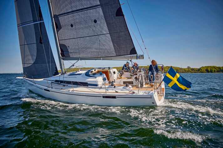 Arcona 385 : longueur de la coque 11,30 m ; largeur 3,80 m ; poids 6,9 t ; à partir de 379 956 euros.