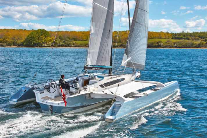 Dragonfly 40 : longueur 12,40 m ; largeur 8,40 m ; poids 5,8 t ; à partir de 923 320 euros.