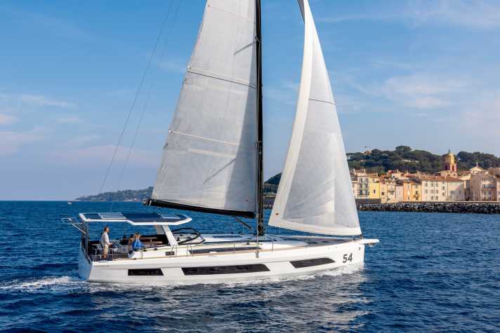 Dufour 54: lunghezza 15,90 m; larghezza 5,25 m; peso 16,5 tonnellate; da 541.450 euro.