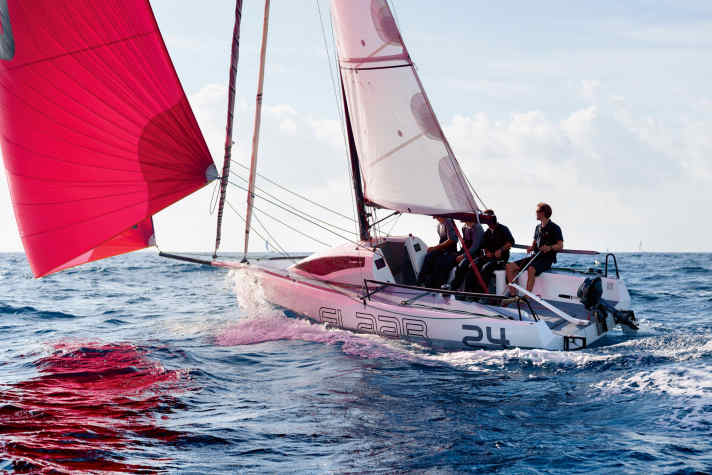 Flaar 24: lunghezza scafo 7,23 m; larghezza 2,53 m; peso 0,73 tonnellate; da 77.230 euro.