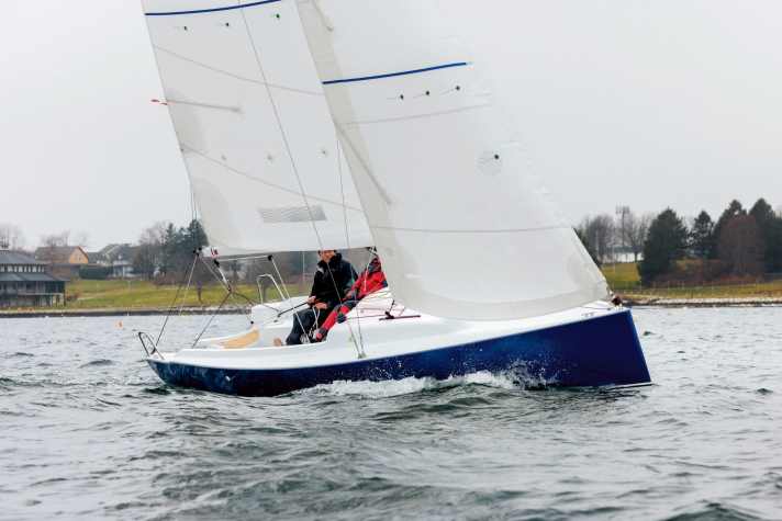 J/7 : longueur de la coque 7,04 m ; largeur 2,47 m ; poids 1,04 t ; à partir de 52.000 euros.