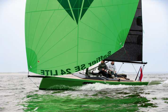 Saffier Se 24 Lite : longueur de la coque 7,10 m ; largeur 2,40 m ; poids 1,05 t ; à partir de 77 350 euros.