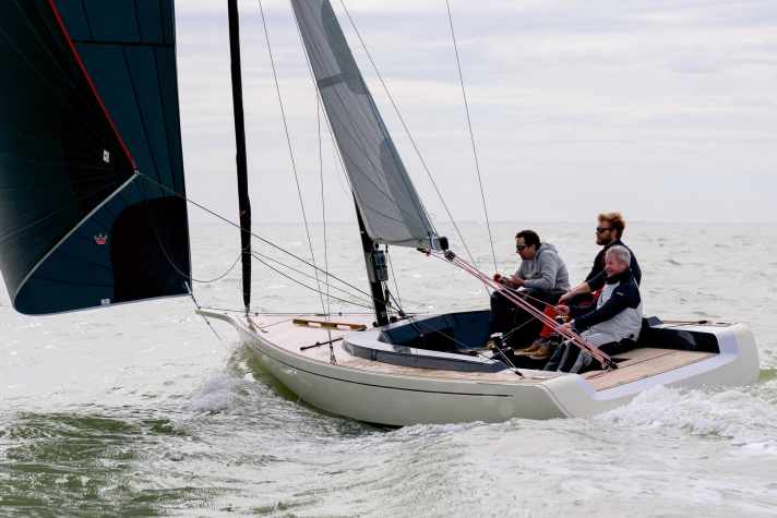 Tofinou 7.9 : longueur de la coque 7,16 m ; largeur 2,30 m ; poids 1,2 t ; à partir de 98.055 euros.