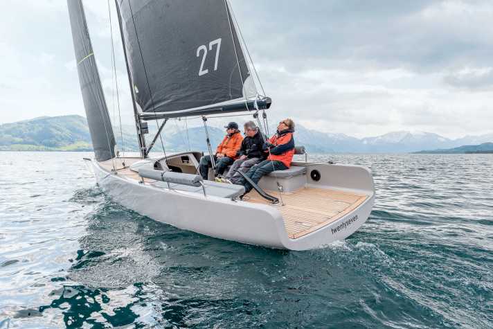 A27: Rumpflänge 8,18 m; Breite 2,40 m; Gewicht 1,6 t; ab 136.200 Euro.