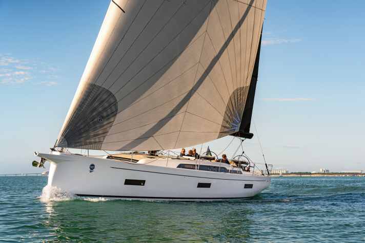 Arcona 50: length 14.99 m; width 4.60 m; weight 13.9 tonnes; from 1,124,300 euros.