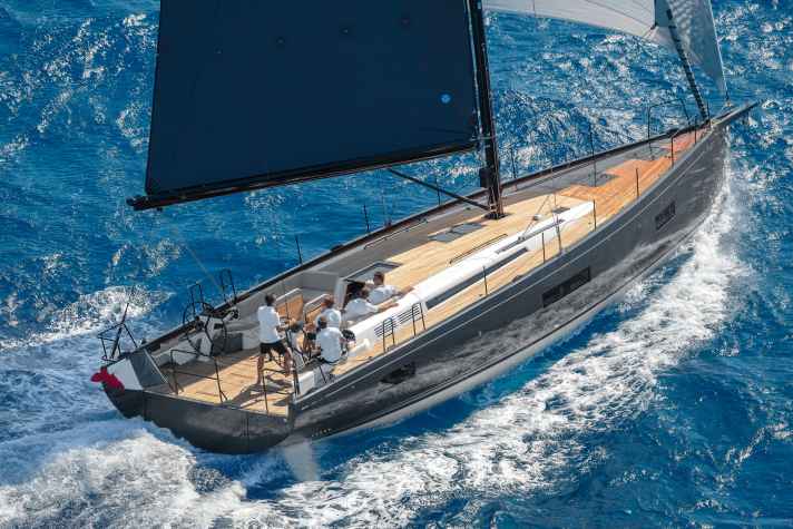 Beneteau First 53: Länge 15,98 m; Breite 5,00 m;  Gewicht 15,6 t; ab 826.690 Euro.