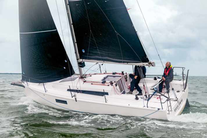 Beneteau First 30 : longueur de la coque 9,35 m ; largeur 2,99 m ; poids 3,04 t ; à partir de 128 700 euros.