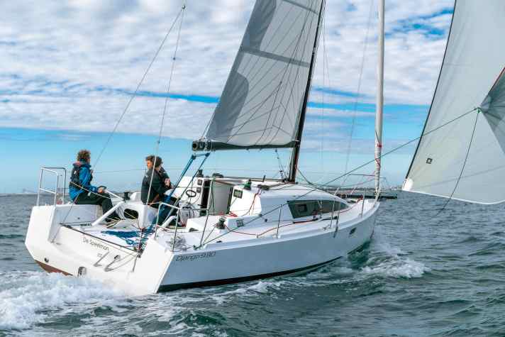 Django 9.80: Rumpflänge 9,80 m; Breite 3,60 m; Gewicht 3,6 t; ab 237.120 Euro.