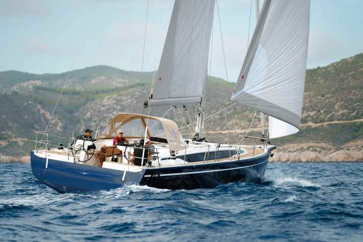 Bavaria C 46: length 13.95 m; width 4.70 m; weight 12.7 tonnes; from 386,870 euros / Photo: EYOT / L. Fruchaud