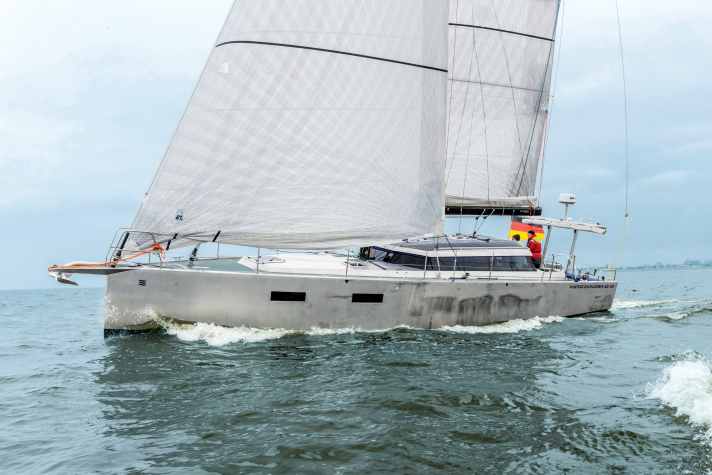 Longueur : 12,85 m ; largeur : 4,10 m ; poids : 11,0 t ; à partir de 940 100 euros.