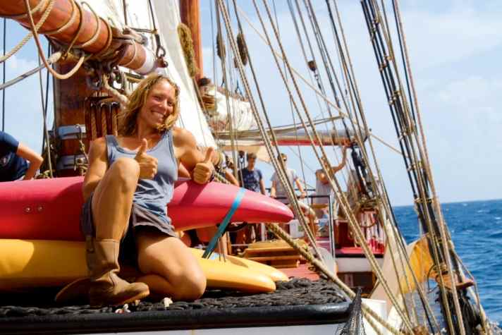 Laura Lühnenschloß ist heute eine der wenigen Taklerinnen in Europa und arbeitete an den Riggs prominenter Traditionssegelschiffe wie der „Rickmer Rickmers“, der „Peking“ oder aktuell der „Sea Cloud“. Den Weg zu ihrem Handwerk fand sie auf der „Thor Heyerdahl“.