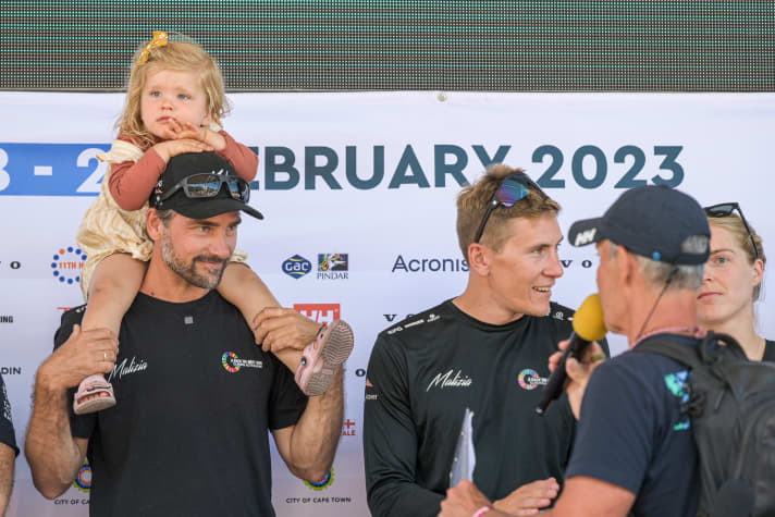 Boris Herrmann di buon umore con la figlia Malou prima dell'inizio della tappa