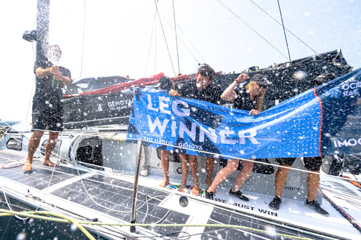 The Ocean Race 2022-23 - 27 giugno 2023. Il Team Malizia arriva in prima posizione a Genova, Italia. Arrivo: 27/06/2023 11:17:51 UTC, Tempo di gara: 11d 19h 02min 51s.