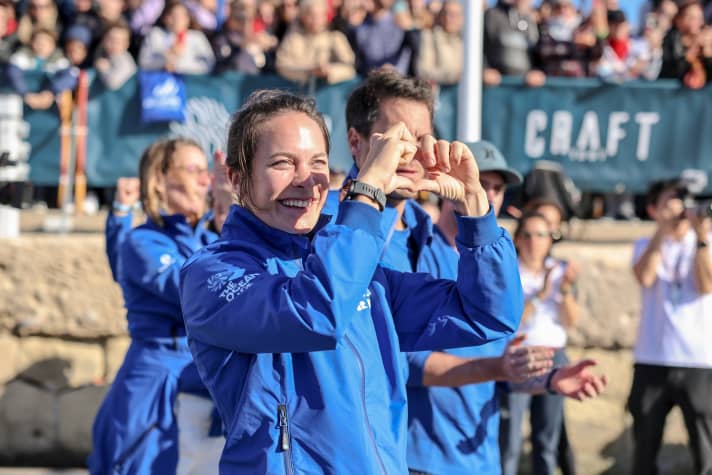 Susann "Sanni" Beck passe encore à côté des deux premières étapes, mais elle montre à qui appartient son cœur de fan : sa propre équipe Holcim - PRB autour de Kevin Escoffier.