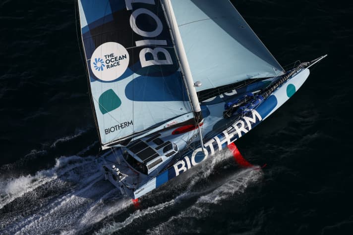 Le "Biotherm" de Paul Meilhat regardé sur le pont