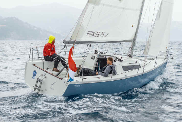 Progettata da Van de Stadt; lunghezza dello scafo 7,70 m; larghezza 2,50 m; pescaggio 1,10-1,50 m; peso 1,5 tonnellate.