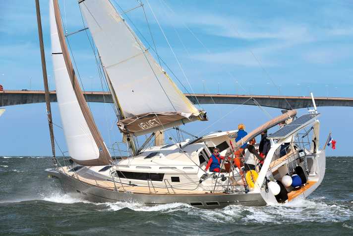 Hull length: 14.21 m; waterline length: 12.57 m; width: 4.44 m; draught: 1.14/2.90 m.