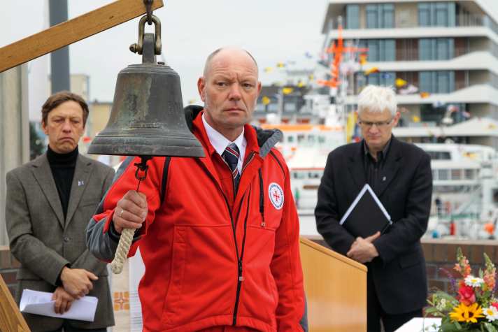 Le contremaître Uwe Gerdelmann fait sonner la cloche du bateau "Johanne" en mémoire de tous ceux qui sont restés en mer.