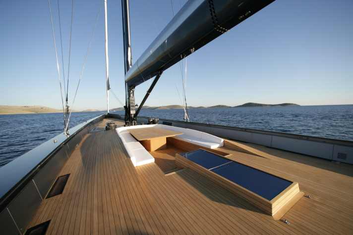 2006, "Esense", The guest cockpit is located far in front of the working cockpit in the rear