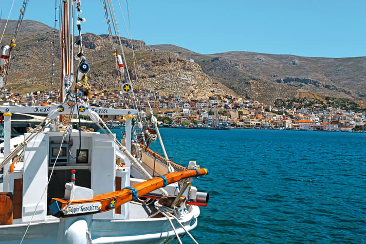 Kalymnos, the island of the sponge divers. The town harbour has a small museum on the subject, but is a little noisy and turbulent. Palionisos in the north-east offers beautiful, quiet bays. Good buoy field with two tavernas on the shore. Or Ambeli to the west, off a buoy or anchor