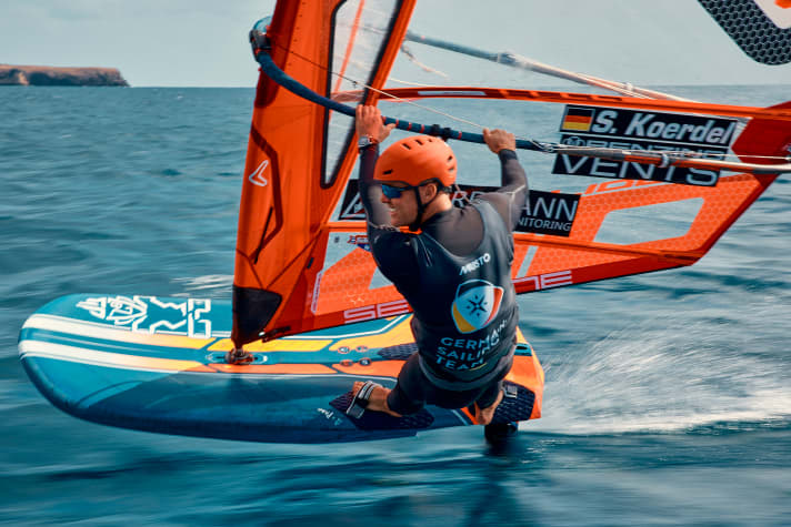 It is more difficult to steer an iQFoil like this quickly than a PWA foil board, says Sebastian Kördel