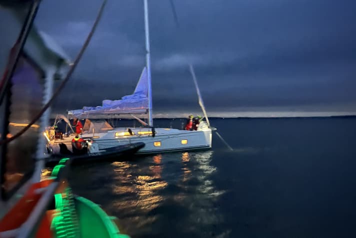 Die Seenotretter der DGzRS sichern die Segelyacht des 56-jährigen Mannes aus NRW