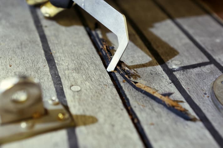 Die Fugenmasse mit der Kralle zwischen den einzelnen Stäben des Decks hervorzupulen ist ein mühseliges Geschäft.