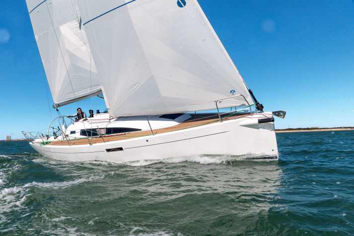 Rumpflänge: 10,99 m; Breite: 3,60 m; Tiefgang/alternativ: 2,10/1,75 m; Gewicht  5,1 t.