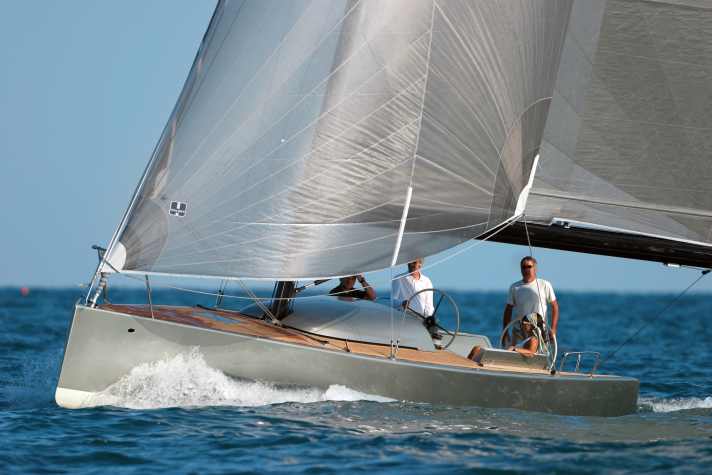 Hull length: 11.66 m; width: 2.75 m; draught: 2.25 m; weight: 4.3 tonnes.