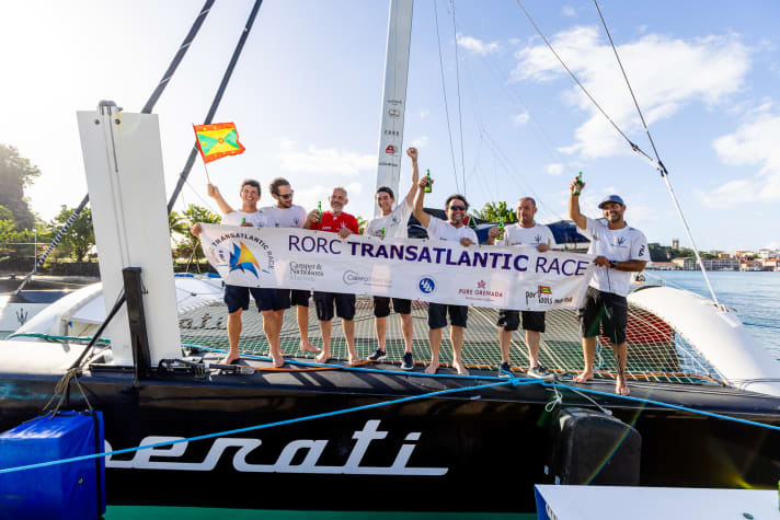 Les sept membres de l'équipage "Maserati" célèbrent le nouveau record et les honneurs de la ligne dans la RORC Transatlantic Race