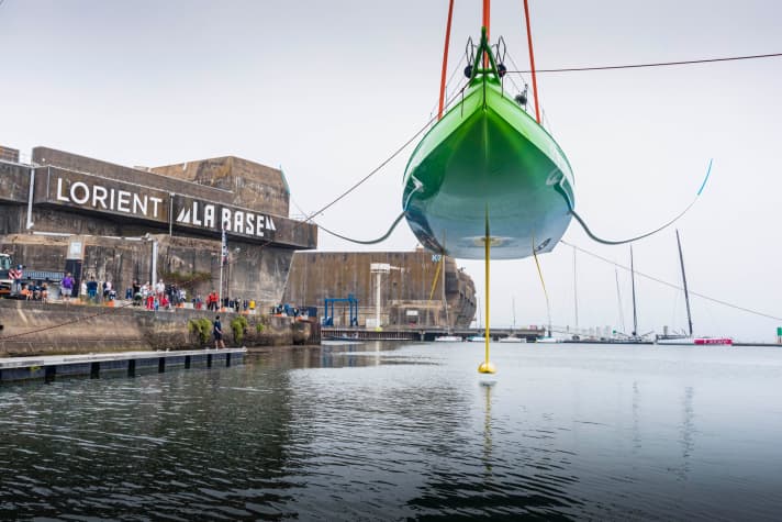 C'est exactement ce qu'avait fait le Team Malizia de Boris Herrmann le 19 juillet dernier en présentant son nouveau "Malizia - Seaexplorer" dans le berceau français de la course au large, La Base. La présentation de l'Imoca de Kevin Escoffier, déjà connu depuis le printemps dernier et qui a été révisé et relooké pour son utilisation avec Team Holcim - PRB, a donné lieu à une image presque identique.