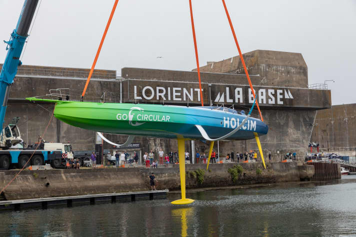 In  ganzer Pracht: Kevin Escoffiers Imoca mit gelbem Kiel und weißen Foils mit blauen Spitzen