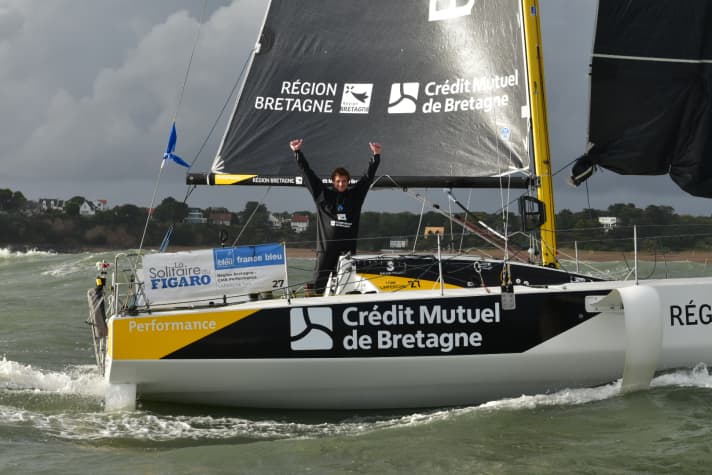 Vainqueur Tom Laperche sur son "Région Bretagne - CMB Performance", un bateau de type Beneteau Figaro 3 comme tous ceux de la classe Figaro.