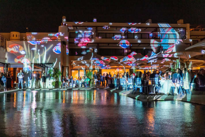 Greetings from the sea: dinner atmosphere on the terrace of the Yacht Club Costa Smeralda