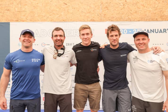 Gli skipper della flotta della Ocean Race per la seconda tappa (da destra): Il berlinese Robert Stanjek, lo skipper francese di "Biotherm" Paul Meilhat, il britannico Will Harris, che guida "Malizia - Seaexplorer" in sostituzione dell'infortunato Boris Herrmann, Charlie Enright del Team 11th Hour Racing e lo skipper di "Holcim - PRB" Kevin Escoffier.