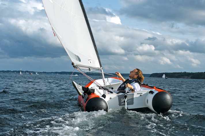 Le DinghyGo est le compromis le plus polyvalent entre un bateau pneumatique et un dériveur à voile.
