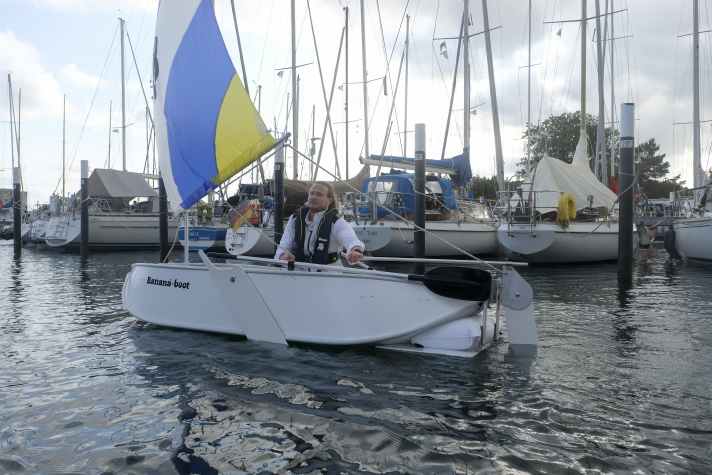 La barca a banana con tavole centrali e trim tab a poppa.