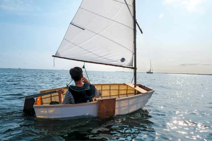 Il n'existe que des plans de construction du Stasha. Il faut tout faire soi-même, de l'achat des matériaux à la découpe et à l'assemblage.