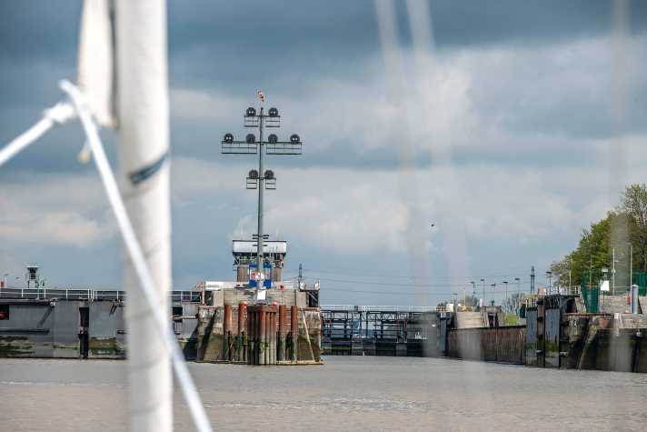 Simples Prinzip: Unterbrochene weiße Lichter ohne rote oder grüne Signale zeigen Skippern an, dass sie in die Schleuse einfahren können