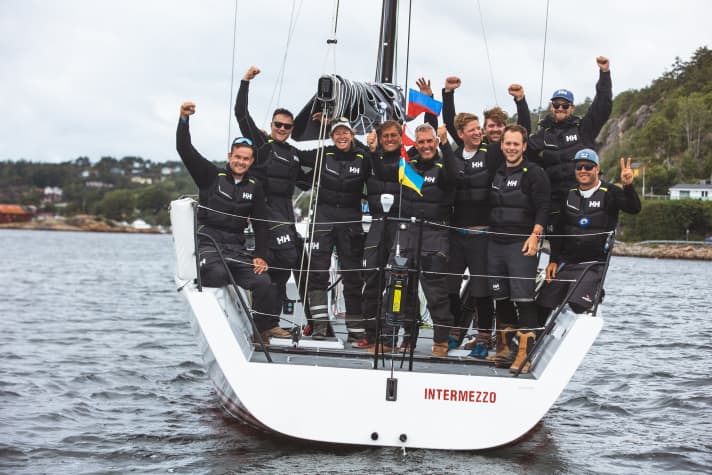 The winners in the middle class B: the "Intermezzo" crew with owner Jens Kuphal (6th from right)