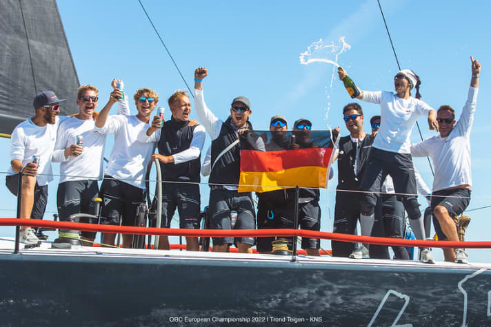 Qui Michael Berghorn e il suo equipaggio di "Halbtrocken 4.5" festeggiano la vittoria dell'oro ai Campionati europei di Hankø. Si augurano di salire sul podio anche ai Campionati del Mondo del 2023, nelle loro acque di casa.