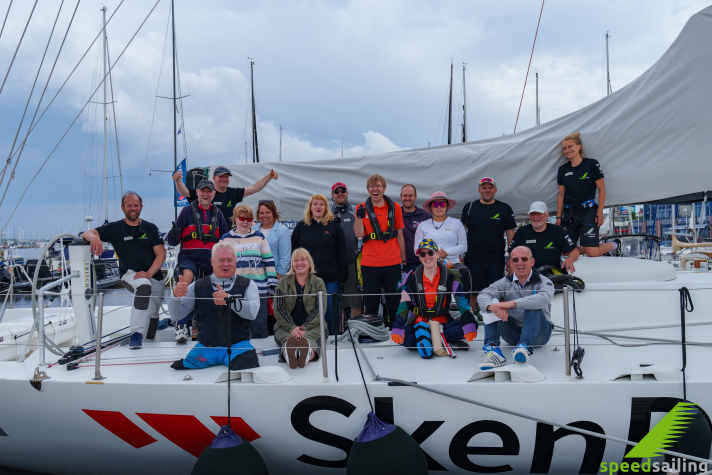 Felice e arricchito da esperienze positive, l'equipaggio ormeggia nel porto di Rostock dopo la navigazione.