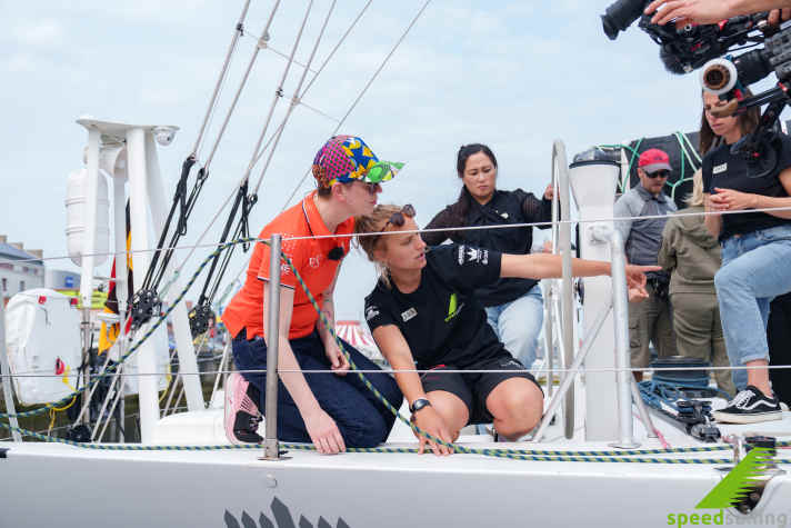 Prima della partenza, i velisti hanno esplorato a fondo lo yacht da regata.