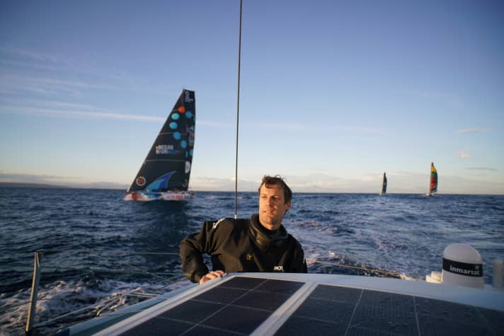 On voit bien ici à quel point la structure est plate sur "Biotherm". Paul Meilhat mesure 1,80 mètre. Pour accéder à l'intérieur de son bateau, il doit se pencher fortement, car il ne mesure que 1,45 mètre de haut.