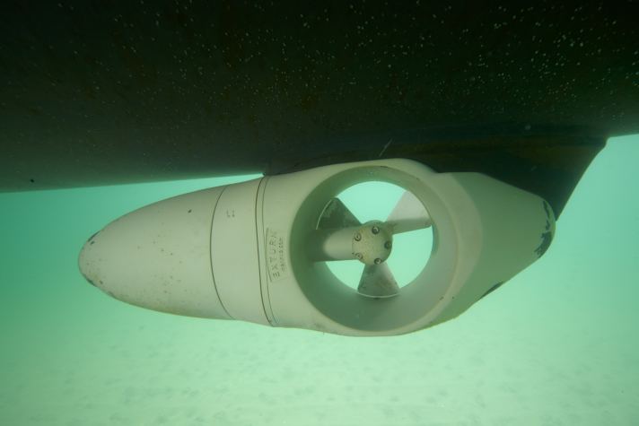 DEU;DE;GERMANY;DEUTSCHLAND;ALLEMAGNE, Schleswig-Holstein, Heiligenhafen, mer Baltique. Propulseur d'étrave conventionnel de VETUS avec tunnel traversant la coque et propulseur d'étrave boulonné sous la coque.Bateaux d'essai : HANSE 341 et HANSE 342. [ (c) Klaus Andrews, Pferdeweide 1, D-22589 Hamburg, Germany, Tel. +49-40-88 30 50 44, Mobil 0171 / 413 31 20, www.KlausAndrews.com, mail@KlausAndrews.com, Konto-Nr. 1268491444, BLZ 200 505 50, HASPA. IBAN : DE59 2005 0550 1268 4914 44 BIC HASPDEHHXX, www.freelens.com/clearing, Toute utilisation uniquement contre rémunération, mention de l'auteur et justificatif ; En cas d'utilisation de la photo à des fins autres que journalistiques, veuillez contacter le photographe. No modelrelease ! ][#0,121#]