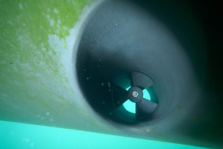 DEU;DE;GERMANY;DEUTSCHLAND;ALLEMAGNE, Schleswig-Holstein, Heiligenhafen, mer Baltique. Propulseur d'étrave conventionnel de VETUS avec tunnel traversant la coque et propulseur d'étrave boulonné sous la coque.Bateaux d'essai : HANSE 341 et HANSE 342. [ (c) Klaus Andrews, Pferdeweide 1, D-22589 Hamburg, Germany, Tel. +49-40-88 30 50 44, Mobil 0171 / 413 31 20, www.KlausAndrews.com, mail@KlausAndrews.com, Konto-Nr. 1268491444, BLZ 200 505 50, HASPA. IBAN : DE59 2005 0550 1268 4914 44 BIC HASPDEHHXX, www.freelens.com/clearing, Toute utilisation uniquement contre rémunération, mention de l'auteur et justificatif ; En cas d'utilisation de la photo à des fins autres que journalistiques, veuillez contacter le photographe. No modelrelease ! ][#0,121#]